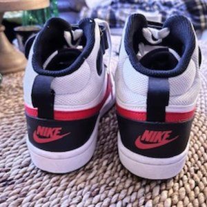 Nike Big Kid Court Borough Mid 2 Sneakers. Size 5